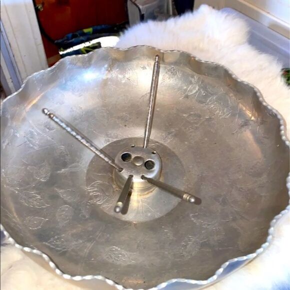 Vintage mid century large hammered aluminum nut with leaf design. - Picture 1 of 6